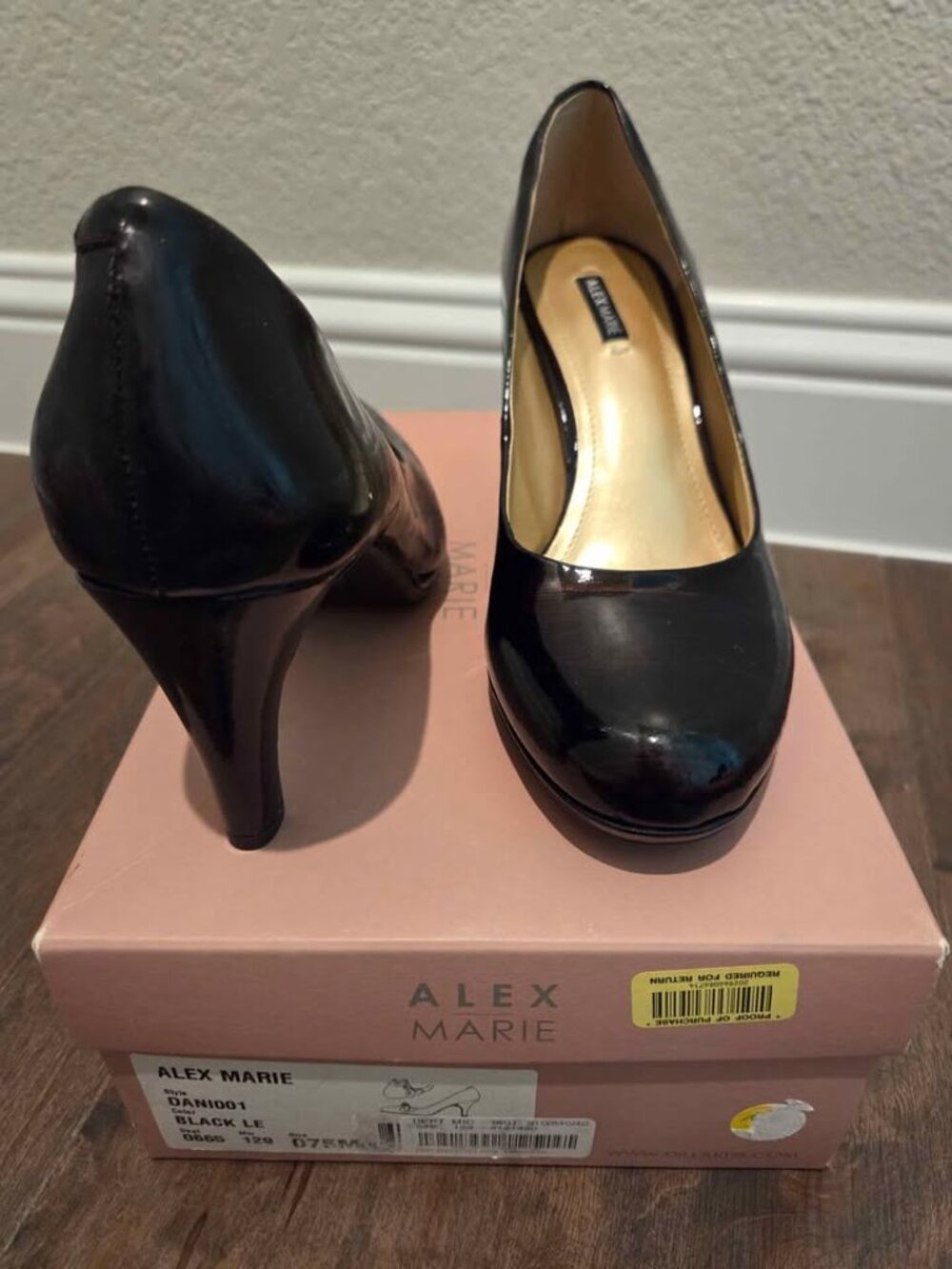 Alex Marie Black Patent Pumps Heels Round Toe Size 7.5 NWT